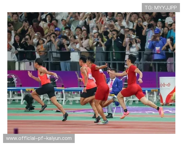 中国短跑队接力配合流畅完成交接棒：节拍与默契的力量